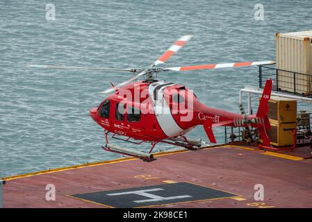 St. John's, Neufundland, Kanada – November 2022: Ein Kormoran-Hubschrauber oder Hubschrauber der kanadischen Küstenwache auf dem Hubschrauberlandeplatz eines großen Küstenwacheschiffs. Stockfoto