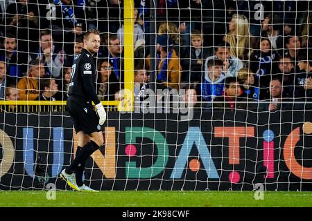 BRÜGGE, BELGIEN – 26. OKTOBER: Simon Mignolet vom Club Brugge KV sieht niedergeschlagen aus, nachdem er während des Spiels der Gruppe B - UEFA Champions League zwischen dem Club Brugge KV und dem FC Porto am 26. Oktober 2022 im Jan Breydelstadion in Brügge, Belgien, seinen Beiden das zweite Tor zugestanden hat (Foto: Joris Verwijst/Orange Picts) Stockfoto