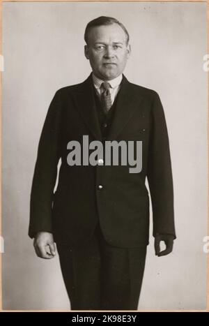 Fotografie aus „ein Bericht über die Herstellung in der Prothesenwerkstatt der Staatsbahn in Nässjö“, 1932. Visces die Beweglichkeit und Benutzerfreundlichkeit der Armprothese. Stockfoto