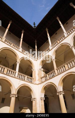 Gebäude im Innenhof des Königsschlosses Wawel, Krakau, Polen. Stockfoto