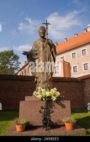 Statue von Papst Johannes Paul II. Auf dem Wawel-Schloss, Krakau, Polen. Stockfoto