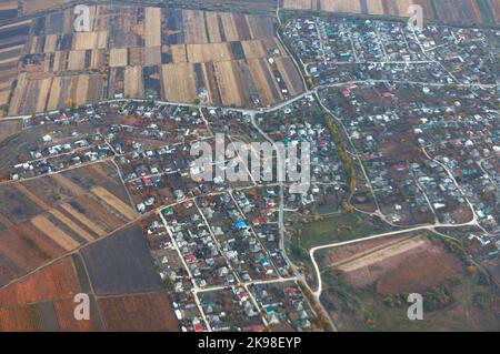 Ländliche Siedlung Blick von oben . Flug über das Dorf Stockfoto