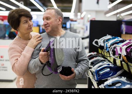 Europäische Ehegatten im reifen Alter wählen ein Eisen Stockfoto