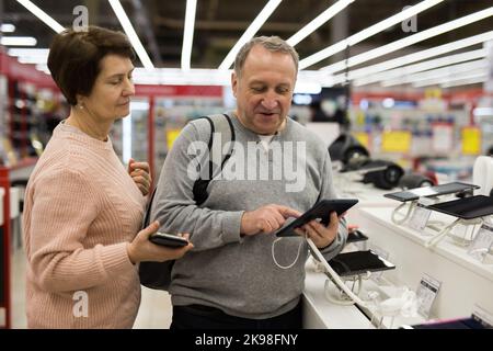 Seniorenpaar, das sich im Technikgeschäft für ein Tablet entschieden hat Stockfoto