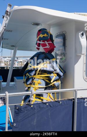 Rettungsjacken auf einem Boot Stockfoto