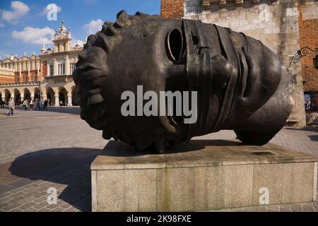 Bronze Eros Bendato Head Statue auf dem Hauptmarktplatz, Krakau, Polen. Stockfoto