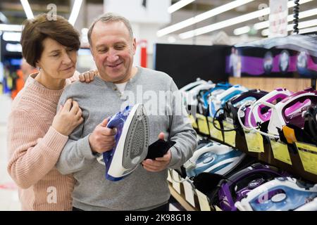 Europäische Ehegatten im reifen Alter wählen ein Eisen Stockfoto