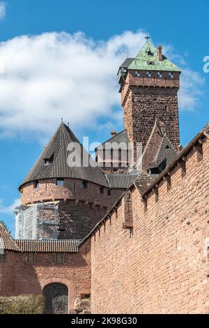 Das Château du Haut-Koenigsbourg ist eine mittelalterliche Burg in der Gemeinde Orschwiller im Département Bas-Rhin im Elsass Stockfoto