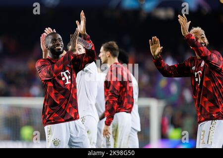 Barcelona, Spanien. 26. Oktober 2022. Upamecano feiert den Sieg beim UEFA Champions League-Spiel zwischen dem FC Barcelona und Bayern München im Spotify Camp Nou Stadium in Barcelona, Spanien. Quelle: Christian Bertrand/Alamy Live News Stockfoto