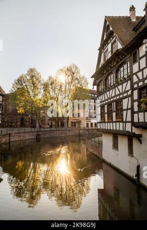 Traditionelle alte elsässische Häuser bei Sonnenuntergang von der Pont st. Martin auf einem Kanal in Petit Venice (kleines Venedig) in Stasbourg im Elsass im Departement H Stockfoto
