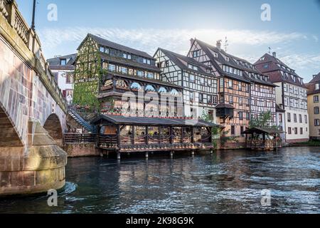 Traditionelle alte elsässische Häuser und Pont st. Martin auf einem Kanal in Petit Venice (kleines Venedig) in Stasbourg im Elsass im Departement Haut-Rhin von Stockfoto