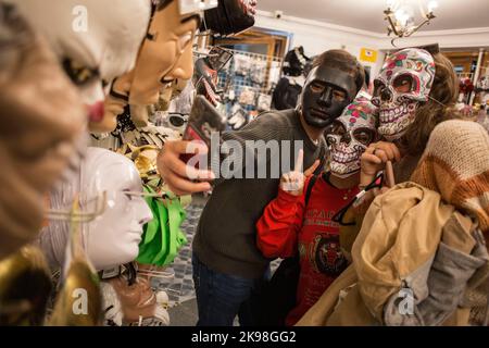 Madrid, Spanien. 26. Oktober 2022. Eine Gruppe von Freunden macht vor der Halloween-Feier ein Selfie mit Masken im Maty-Kostümgeschäft im Zentrum von Madrid. Der Kostümladen Maty wurde 1943 im Zentrum von Madrid gegründet und widmet sich der Herstellung von Flamenco-, Ballett- und Tanzkostümen. Auf Festlichkeiten wie Halloween erweitern sie ihr Portfolio an Anzügen und Kostümen aufgrund des hohen Festniveaus in Spanien. (Foto von Luis Soto/SOPA Images/Sipa USA) Quelle: SIPA USA/Alamy Live News Stockfoto