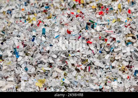 Stapel geschreddertes Papier. Aktenvernichtung, Identitätsdiebstahl und Recycling-Konzept Stockfoto