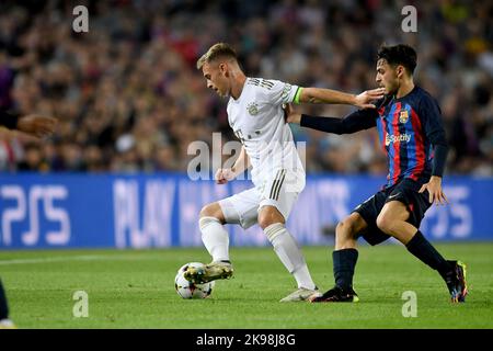 FC BARCELONA gegen BAYERN MÜNCHEN Oktober 26,2022 Joshua Kimmich (6) vom FC Bayern München dribbelt Eric García (24) vom FC Barcelona während des Spiels zwischen dem FC Barcelona und Bayern München entsprechend der Gruppenphase der UEFA Champions League im Spotify Camp Nou Stadium in Barcelona, Spanien. 26. Oktober 2022. Stockfoto