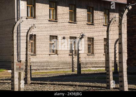 Elektrifizierte Stacheldrahtzäune und Gebäude im ehemaligen Nazi-Konzentrationslager Auschwitz I, Auschwitz, Polen. Stockfoto