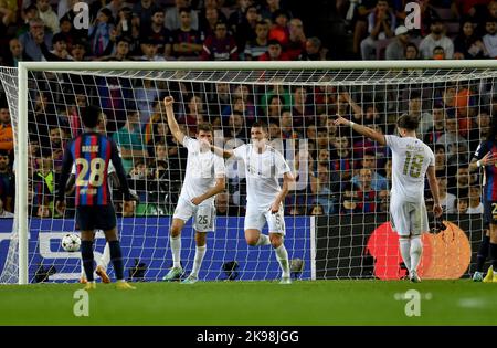 FC BARCELONA gegen BAYERN MÜNCHEN Oktober 26,2022 Benjamin Pavard (5) vom FC Bayern München feiert das dritte Tor im Spiel zwischen dem FC Barcelona und Bayern München, das der Gruppenphase der UEFA Champions League im Spotify Camp Nou Stadium in Barcelona entspricht. 26. Oktober 2022. Stockfoto