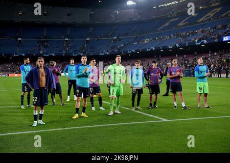 FC BARCELONA vs BAYERN MÜNCHEN Oktober 26,2022 FC Barcelona Spieler vor den Fans am Ende des Spiels zwischen FC Barcelona und Bayern München entsprechend der Gruppenphase der UEFA Champions League im Spotify Camp Nou Stadium in Barcelona, Spanien. 26. Oktober 2022. Stockfoto