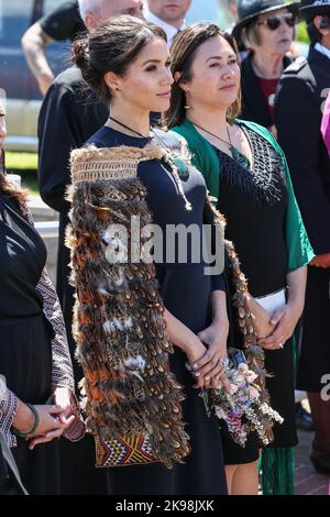 Der Herzog und die Herzogin von Sussex verlassen die St. Faith's Church, nachdem sie während einer Dreierfahrt traditionelle Umhänge auf Te Papaiouru marae in Rotorua, Neuseeland, erhalten haben Stockfoto