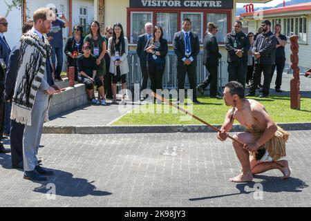 Der Herzog von Sussex beobachtet die Wero, eine zeremonielle Herausforderung und eine alte Kriegertradition von Māori, um festzustellen, ob Besucher in Frieden kamen Stockfoto