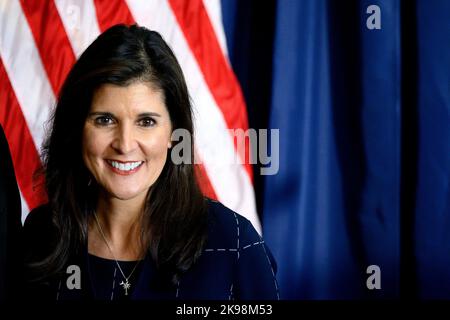 Harrisburg, Untied States. 26. Oktober 2022. Nikki Haley, ehemaliger Gouverneur von South Carolina, nimmt an einer Veranstaltung Teil, bei der der republikanische Kandidat für Senator Mehmet Oz am 26. Oktober 2022 in Harrisburg, PA, USA, die Unterstützung der Pennsylvania State Trooper Association erhält. Die TV-Persönlichkeit Dr. Oz läuft in einem engen Rennen gegen den Demokraten John Fetterman. Quelle: Bastiaan Slabbers/OOgImages Stockfoto