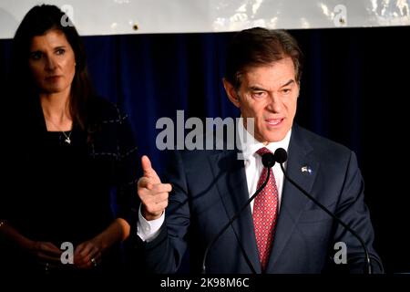 Harrisburg, Untied States. 26. Oktober 2022. Der republikanische Kandidat für Senator Mehmet Oz macht eine Geste mit dem Finger, während er spricht, an der Seite des ehemaligen Gouverneurs von South Carolina Nikki Hailey in Harrisburg, PA, USA, am 26. Oktober 2022. Die Fernsehpersönlichkeit Dr. Oz läuft in einem engen Rennen gegen den demokratischen ehemaligen LT. Gouverneur von Pennsylvania John Fetterman. Kredit: OOgImages/Alamy Live Nachrichten Stockfoto