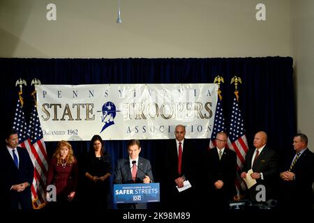 Harrisburg, Untied States. 26. Oktober 2022. Der republikanische Kandidat für Senator Mehmet Oz, der vom ehemaligen Gouverneur von South Carolina, Nikki Hailey, unterstützt wird, spricht, als er am 26. Oktober 2022 von der State Trooper Association in Harrisburg, PA, USA, eine Unterstützung erhält. Die Fernsehpersönlichkeit Dr. Oz läuft in einem engen Rennen gegen den demokratischen ehemaligen LT. Gouverneur von Pennsylvania John Fetterman. Kredit: OOgImages/Alamy Live Nachrichten Stockfoto