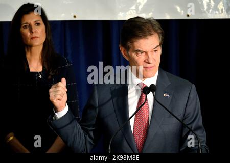 Harrisburg, Untied States. 26. Oktober 2022. Der republikanische Kandidat für Senator Mehmet Oz, der vom ehemaligen Gouverneur von South Carolina, Nikki Hailey, unterstützt wird, spricht, als er am 26. Oktober 2022 von der State Trooper Association in Harrisburg, PA, USA, eine Unterstützung erhält. Die Fernsehpersönlichkeit Dr. Oz läuft in einem engen Rennen gegen den demokratischen ehemaligen LT. Gouverneur von Pennsylvania John Fetterman. Kredit: OOgImages/Alamy Live Nachrichten Stockfoto