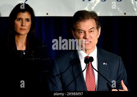 Harrisburg, Untied States. 26. Oktober 2022. Der republikanische Kandidat für Senator Mehmet Oz, der vom ehemaligen Gouverneur von South Carolina, Nikki Hailey, unterstützt wird, spricht, als er am 26. Oktober 2022 von der State Trooper Association in Harrisburg, PA, USA, eine Unterstützung erhält. Die Fernsehpersönlichkeit Dr. Oz läuft in einem engen Rennen gegen den demokratischen ehemaligen LT. Gouverneur von Pennsylvania John Fetterman. Kredit: OOgImages/Alamy Live Nachrichten Stockfoto