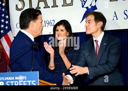 Harrisburg, Untied States. 26. Oktober 2022. Nach der Debatte erhält Dr. Mehmet Oz am 26. Oktober 2022 eine Bestätigung von der State Trooper Association in Harrisburg, PA, USA. Die Fernsehpersönlichkeit Dr. Oz läuft in einem engen Rennen gegen den demokratischen ehemaligen LT. Gouverneur von Pennsylvania John Fetterman. Kredit: OOgImages/Alamy Live Nachrichten Stockfoto