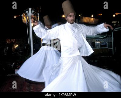 Das Wirbeln ist eine Form der körperlich aktiven Meditation, die von den Sufi Derwischen des Mevlevi-Ordens in der Türkei praktiziert wird Stockfoto