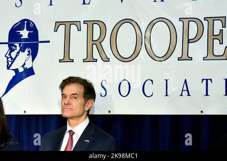 Harrisburg, Untied States. 26. Oktober 2022. Nach der Debatte erhält Dr. Mehmet Oz am 26. Oktober 2022 eine Bestätigung von der State Trooper Association in Harrisburg, PA, USA. Die Fernsehpersönlichkeit Dr. Oz läuft in einem engen Rennen gegen den demokratischen ehemaligen LT. Gouverneur von Pennsylvania John Fetterman. Kredit: OOgImages/Alamy Live Nachrichten Stockfoto