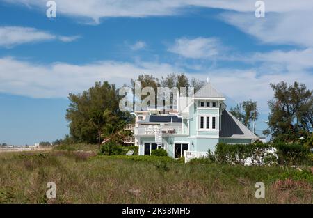 Klassisches viktorianisches Strandhaus am Bradenton Beach auf Santa Maria Island in Florida, USA. Stockfoto