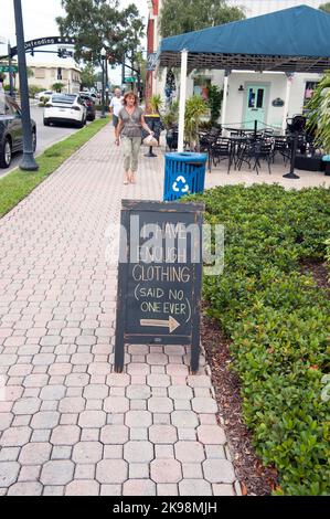 Cleveres Schild vor dem Geschäft im Haupteinkaufsviertel von Dunedin, Florida, USA. Stockfoto