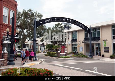 Patriotisches Schild über der Haupteinkaufsstraße in Dunedin, Florida, USA Stockfoto