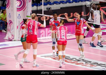 Pala Radi, Casalmaggiore (CR), Italien, 26. Oktober 2022, Spieler von Vero Volley Milano feiern während der TrasportiPesanti Casalmaggiore gegen Vero Volley Mo Stockfoto
