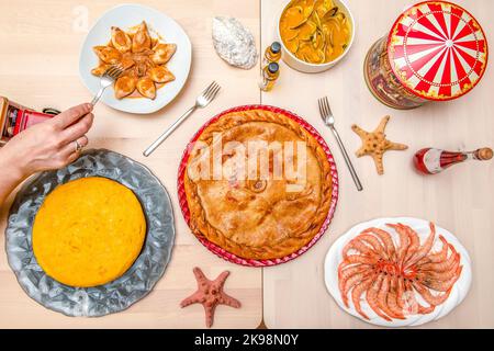 Köstliche galizische Gerichte mit Kartoffelomelett, Garnelen, Fleischpastete, geschmorten Muscheln und Kalmare in Sauce Stockfoto