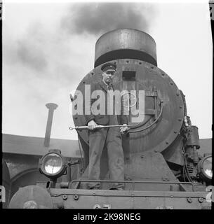 Personal vor der Dampflokomotive. Stockfoto