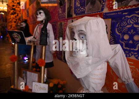 Mexiko-Stadt, Mexiko. 26. Oktober 2022. Am 26. Oktober 2022 in Mexiko-Stadt, Mexiko, haben Designer aus verschiedenen Brautkleiderädern im historischen Zentrum von Mexiko-Stadt einen Altar aufgestellt, um den Tag der Toten zu feiern. (Bild: © Marco RodrÃ-Guez/eyepix über ZUMA Press Wire) Stockfoto