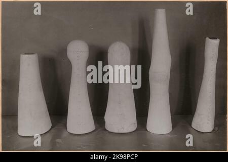 Fotografie aus „ein Bericht über die Herstellung in der Prothesenwerkstatt der Staatsbahn in Nässjö“, 1932. Sehen Sie sich verschiedene Arten von positiven Gipsabgüssen von Amputationen an, den ersten Teil des Herstellungsverfahrens von Prothesen. Stockfoto