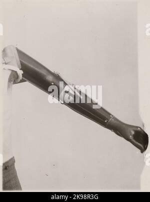 Fotografie aus „ein Bericht über die Herstellung in der Prothesenwerkstatt der Staatsbahn in Nässjö“, 1932. Visces die Fähigkeit der Armprothese zu bewegen und Benutzerfreundlichkeit. Stockfoto