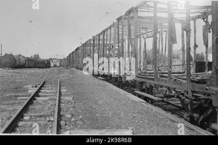 Krylbosmällen. Nach der Explosion eines deutschen Munitionszuges am 19. Juli 1941 im Bahnhof Krylbo wurden Güterwagen durch Feuer verwüstet. Stockfoto