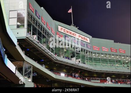 Boston, Massachusetts, USA. Die Pressebox und das Oberdeck im Fenway Park bei einem Spielabend in Boston. Stockfoto
