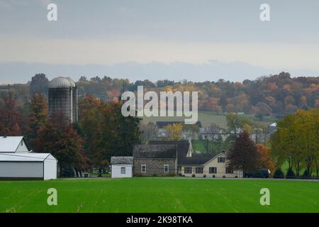 Bauernhöfe in der ländlichen Umgebung von Pennsylvania in Lancaster County, östlich von Harrisburg, an der I-76 Interstate PA Turnpike, Pennsylvania, USA, am 26. Oktober 2022. In zwei Wochen gehen die Amerikaner zu den Wahllokalen für die Halbzeitwahlen, deren Ergebnisse massive Auswirkungen auf die Gestalt der Nation haben könnten. Kredit: OOgImages/Alamy Live Nachrichten Stockfoto