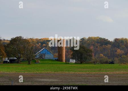 Bauernhöfe in der ländlichen Umgebung von Pennsylvania in Lancaster County, östlich von Harrisburg, an der I-76 Interstate PA Turnpike, Pennsylvania, USA, am 26. Oktober 2022. In zwei Wochen gehen die Amerikaner zu den Wahllokalen für die Halbzeitwahlen, deren Ergebnisse massive Auswirkungen auf die Gestalt der Nation haben könnten. Kredit: OOgImages/Alamy Live Nachrichten Stockfoto