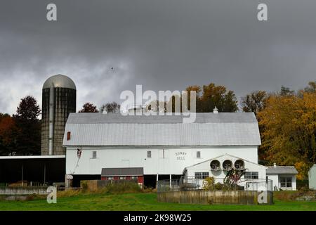 Bauernhöfe in der ländlichen Umgebung von Pennsylvania in Lancaster County, östlich von Harrisburg, an der I-76 Interstate PA Turnpike, Pennsylvania, USA, am 26. Oktober 2022. In zwei Wochen gehen die Amerikaner zu den Wahllokalen für die Halbzeitwahlen, deren Ergebnisse massive Auswirkungen auf die Gestalt der Nation haben könnten. Kredit: OOgImages/Alamy Live Nachrichten Stockfoto