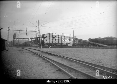 An der Kohlebrücke der Lokomotive A State Railway, SJ N. rechts hinter dem GÄ Wagen zwei Q116 Wagen mit Kohle. Stockfoto