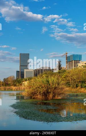 Modernes Bürogebäude am See in China Stockfoto