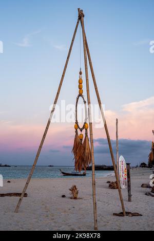 Blick auf die Zodiac Sea Sun Beach Bar bei Sonnenuntergang auf Koh Lipe Thailand Stockfoto