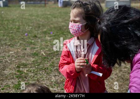 Maskierte Mutter mit Kindern auf dem County Fair Stockfoto