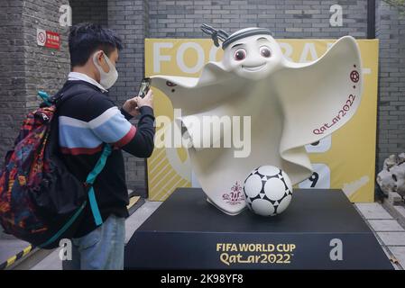 HANGZHOU, CHINA - 27. OKTOBER 2022 - Bürger fotografieren das WM-Maskottchen La'eeb 2022 in einem WM-Themengeschäft 2022 in Hangzhou, Zhejiang P Stockfoto